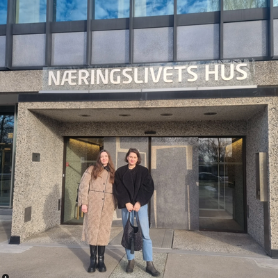 Daglig leder Sophie Greve og kunstfaglig rådgiver Jasmina Kemura utenfor Næringslivets hus i Oslo.
