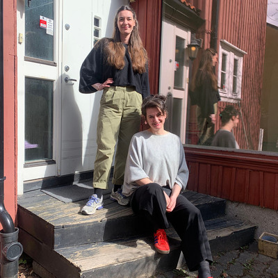Daglig leder Sophie Greve og kunstfaglig rådgiver Jasmina Kemura utenfor Kpas lokaler på Kampen i Oslo.