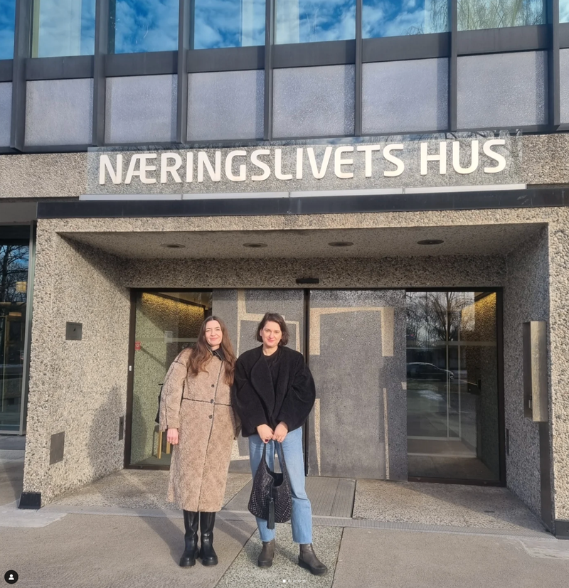 Daglig leder Sophie Greve og kunstfaglig rådgiver Jasmina Kemura utenfor Næringslivets hus i Oslo.