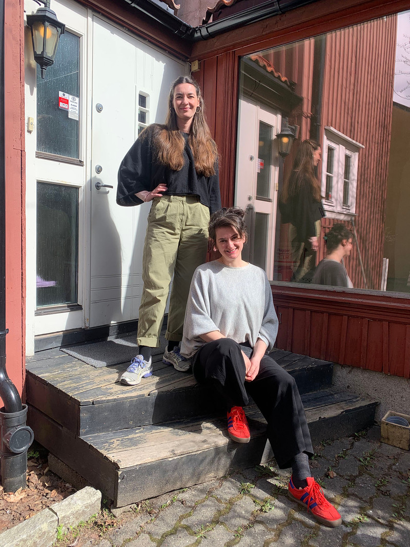 Daglig leder Sophie Greve og kunstfaglig rådgiver Jasmina Kemura utenfor Kpas lokaler på Kampen i Oslo.